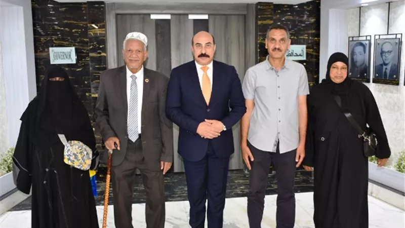 محافظ أسوان يمنح 4 أسر من ضحايا غرق شباب أبو هور رحلات عمرة