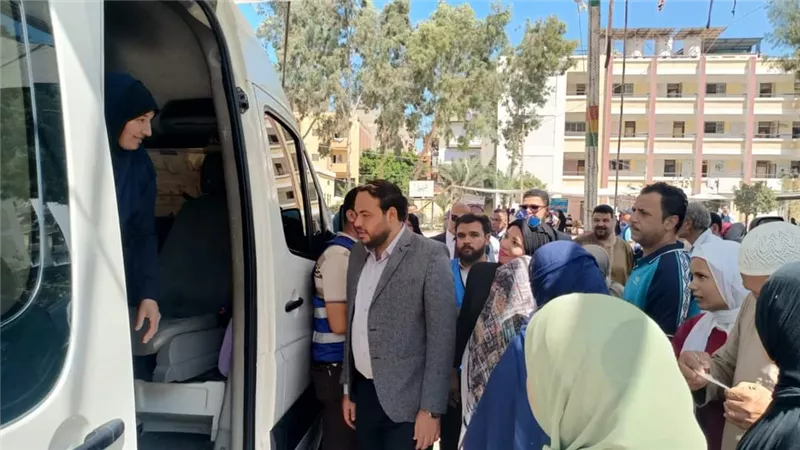 مدير صحة الإسماعيلية يتفقد قافلة حياة كريمة