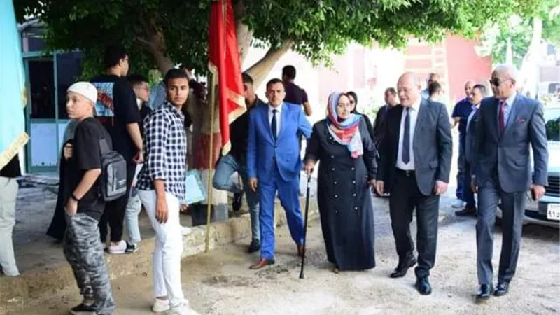 رئيس جامعة سوهاج يتابع التسكين الورقي للطلاب بالمدن الجامعية