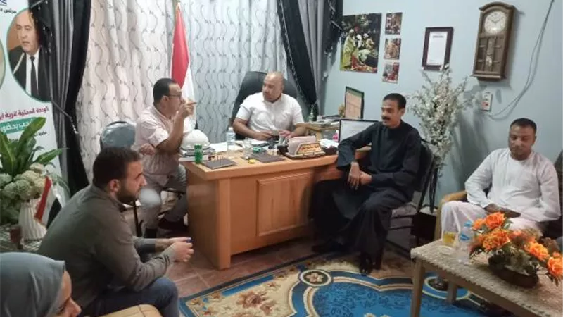 عضو التحالف الوطني يدعم أهالي أبومناع في دشنا وتوزيع سلات غذائية
