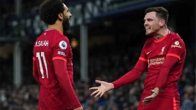 نجم ليفربول يشيد بما يقدمه محمد صلاح مع الريدز