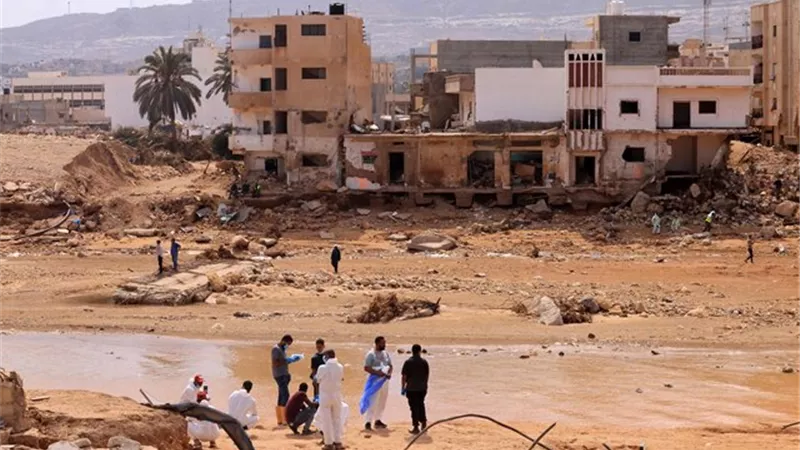الناجون من فيضانات ليبيا بين مطرقة نقص المياه وسندان الألغام
