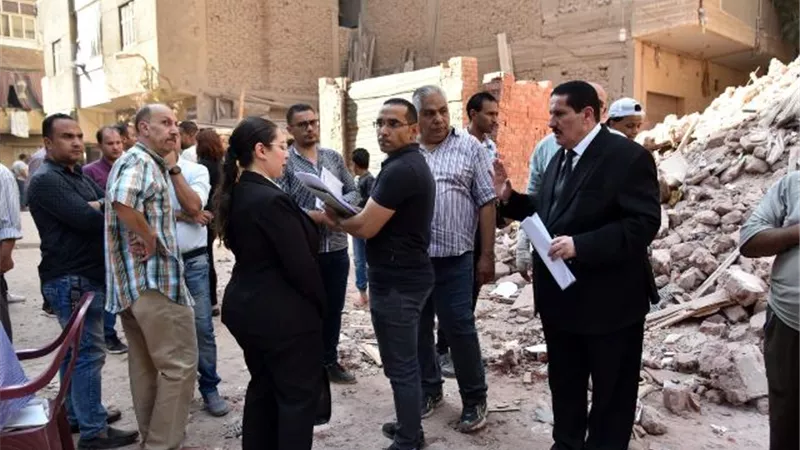 النيابة الإدارية تعاين العقار المنهار بحي العمرانية