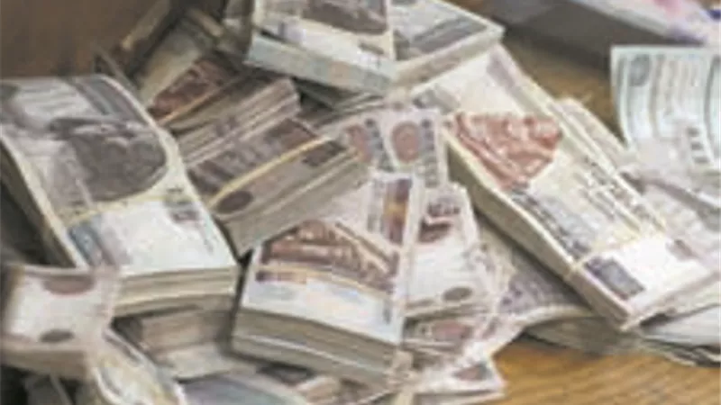 خدعهم بالهجرة إلي إيطاليا.. ولهف فلوسهم