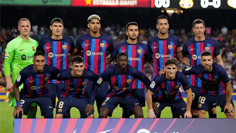 مدافع برشلونة يعود للتدريبات قبل مواجهة أنتويرب بدوري أبطال أوربا