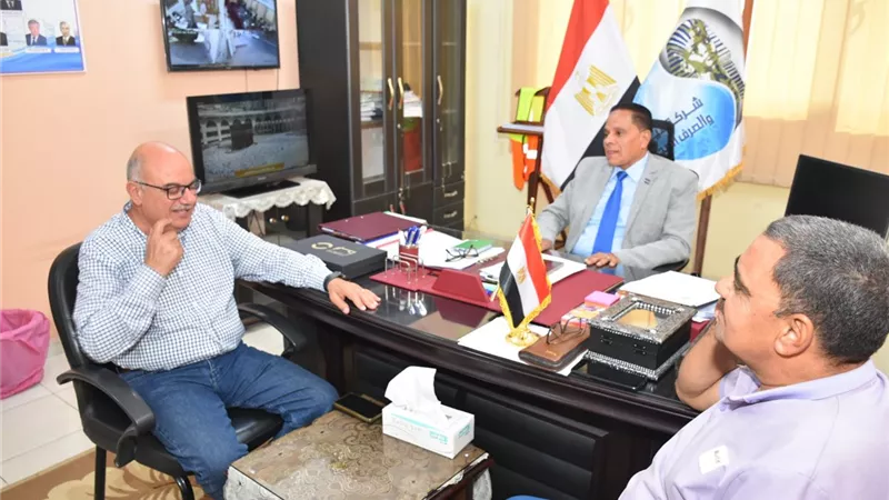 مياه الأقصر:وفدالوكالة الامريكية للتنمية الدولية في محطة الهنادى