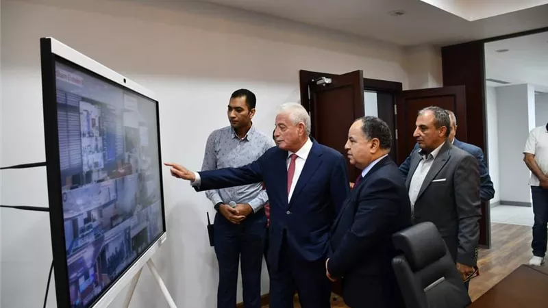 محافظ جنوب سيناء يصطحب وزير المالية في جولة تفقدية لمبني مجلس