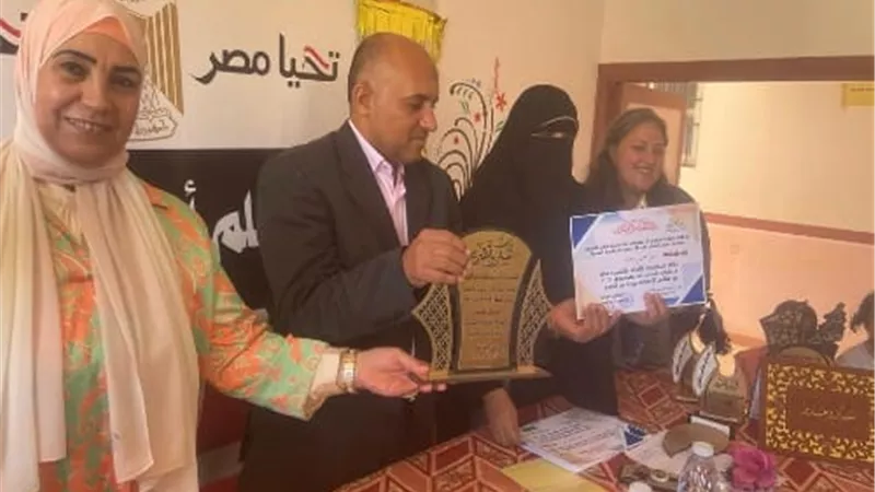 العمل تُسلم تعويضات لأسر 5 متوفين ومصابين من العمالة غير المنتظمة