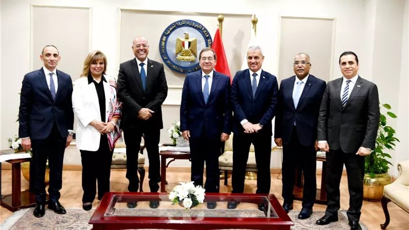 رئيس عمال مصر يلتقى وزير البترول لبحث عدد من المقترحات
