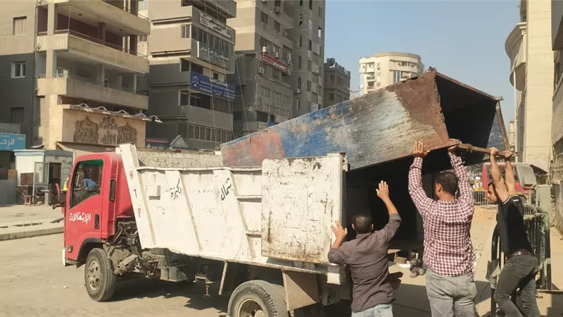 رفع الاشغالات والتعديات حول محطات مترو الخط الثالث بإمبابة