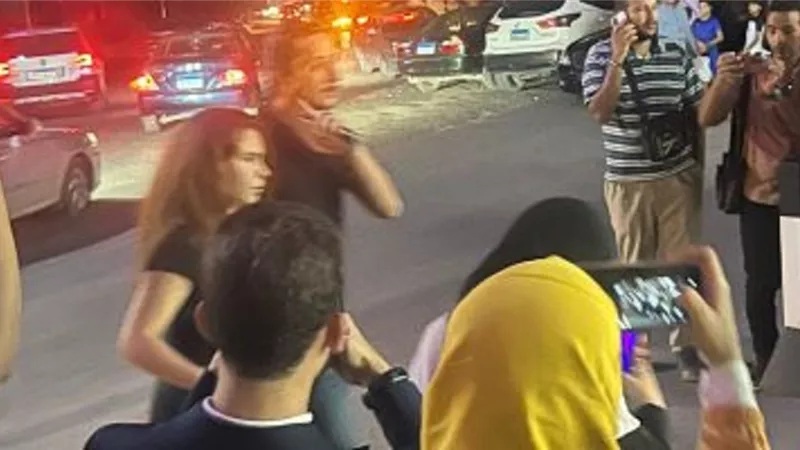 دنيا عبد العزيز وزوجها واسامة منير فى عزاء شقيق محمد فؤاد..صور