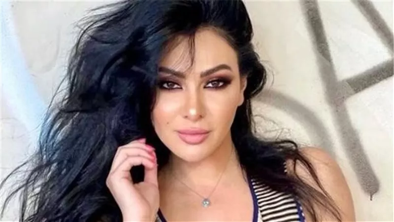 ميرهان حسين تحذر جمهورها: معنديش فيسبوك