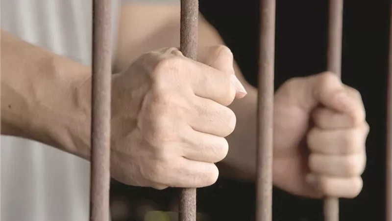حيلة ذكية ومفتاح مصطنع سرقوا سيارة بداخلها كنز على بابا