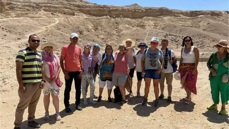 وفود من إنجلترا وألمانيا تزور آثار تل العمارنة في المنيا