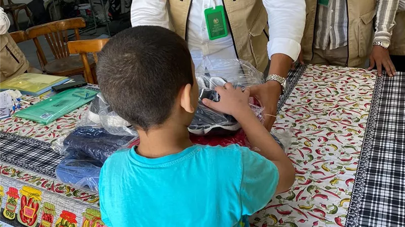 بيت الزكاة والصدقات يبدأ توزيع شنط المدارس في الإسكندرية