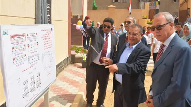 الهجان يشيد بمستشفى العبور.. ويعلن جاهزية المدارس للعام الجديد