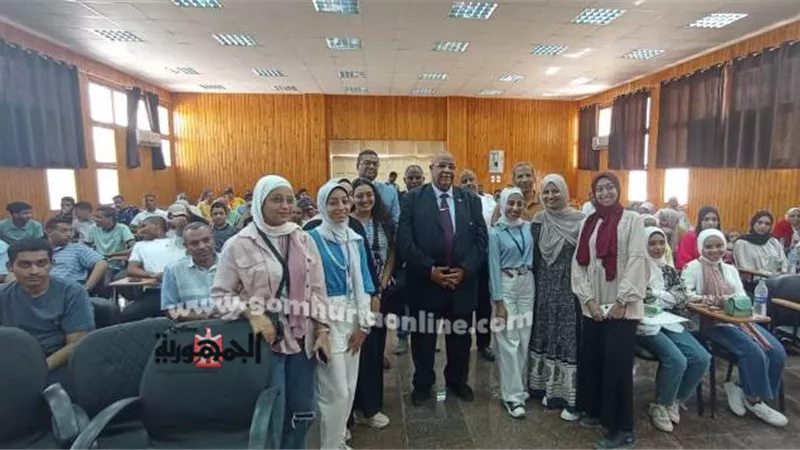 رئيس جامعة الأقصر يتفقد أعمال الكشف الطبي للطلاب الجدد بكلية الطب