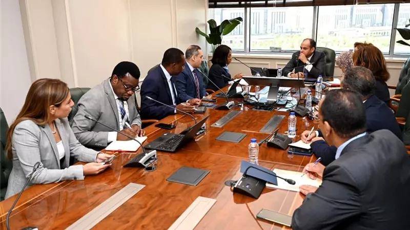 وزيرالصناعة يستعرض مع البنك الإفريقي ترتيبات معرض التجارة البينية