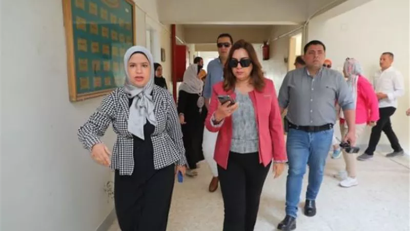 محافظ دمياط تفاجئ ديوان مدينة فارسكور وتشيد بإنتظام العمل