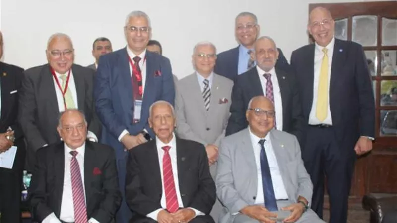 تكريم عمداء طب بنى سويف فى مؤتمر 