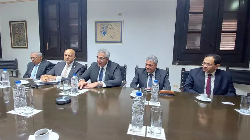 أمين المجلس الأعلى للجامعات يوقع على