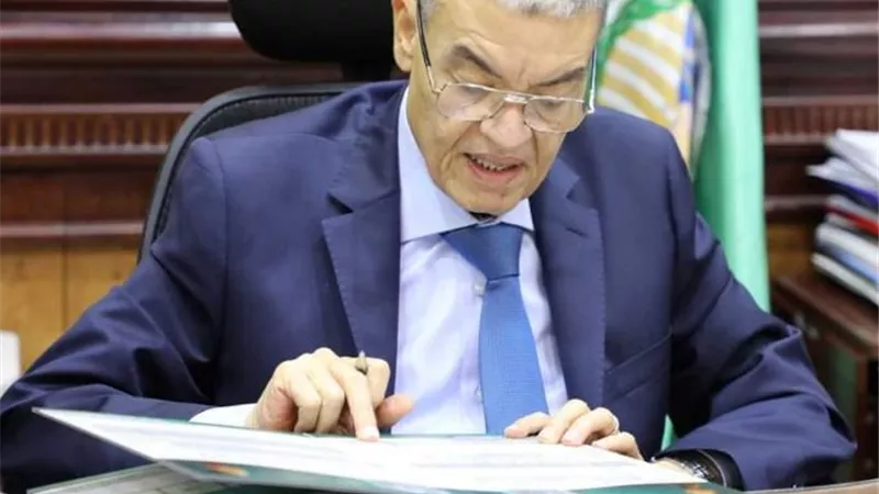 القاضي يشدد على التواجد فى مواقع العمل بمشروعات حياة كريمة