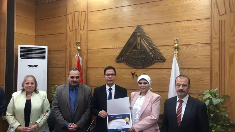 مجلس جامعة بنها يُكرم المشرف على مركز الطبع والنشر لجهودها بالعمل