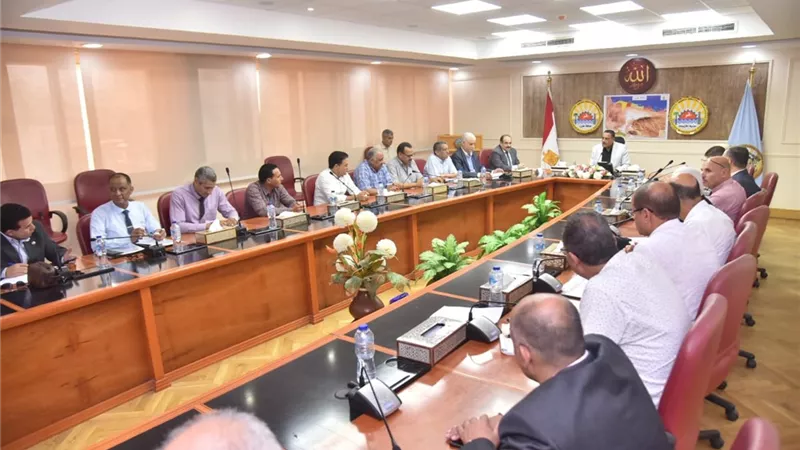 محافظ مطروح يعقد لقاء خدمة المواطنين بمطروح