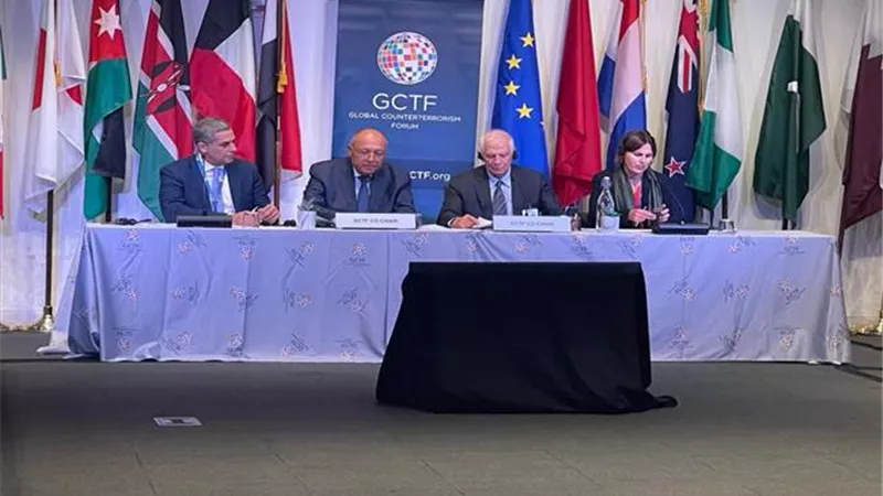 وزير الخارجية: يجب مضاعفة جهود مكافحة الإرهاب من جذوره
