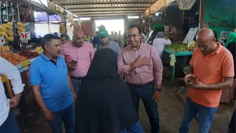 رئيس جهاز الشروق يستمع لشكاوى المواطنين بالأسواق ويحرر12 محضر صور