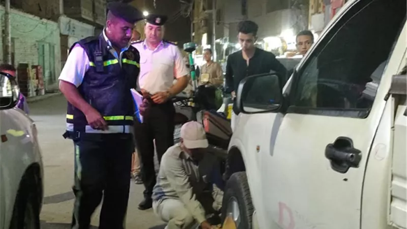 مرور إسنا بالأقصر يشن حملة مكبرة للحد من التكدسات وضبط المخالفين