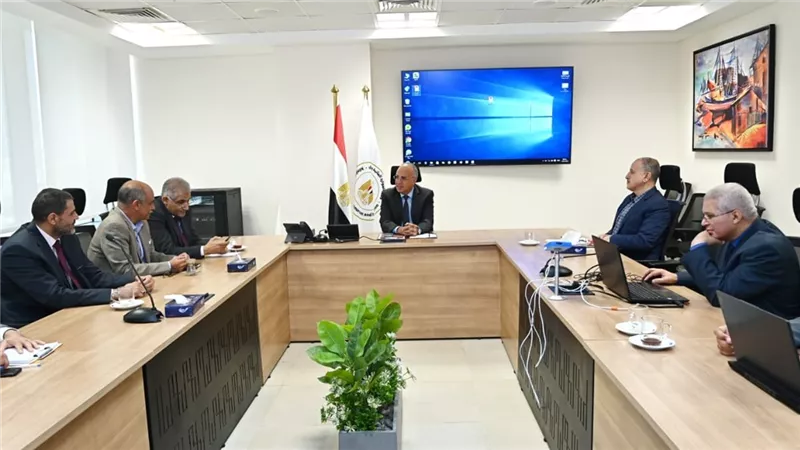 وزير الري يناقش تحديد أولويات الصيانة أو الإحلال للمنشآت والكبارى