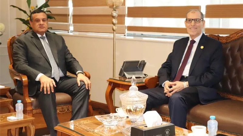 وزير التنميةالمحلية يبحث مع رئيس هيئة النيابةالإدارية مجالات التعاون