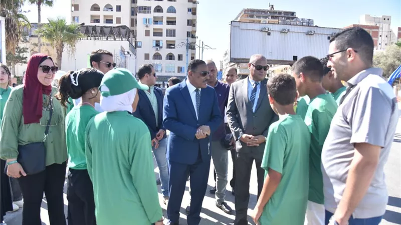 محافظ مطروح يشهد كرفان الشباب والمناخ بمرسي مطروح