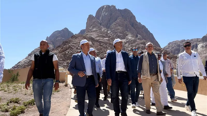 مدبولى يتفقد مشروع مركز الزوار الجديد بميدان الوادي المقدس..صور