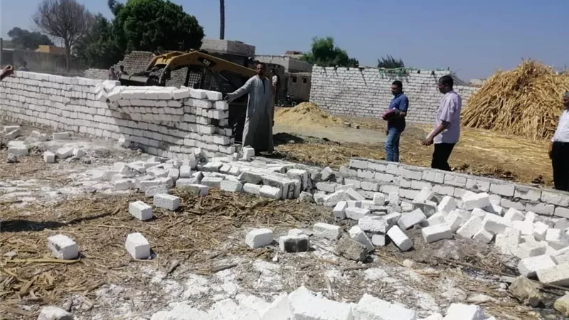 إزالة140حالة تعد بالبناء المخالف على الأرض الزراعية بمراكز المنيا