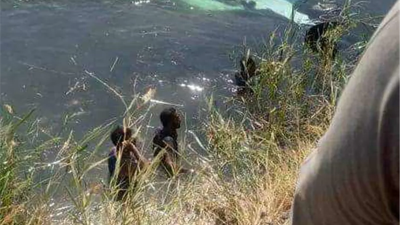 مصرع 2 و إصابة ثالث فى إنقلاب سيارة نقل بالاقصر