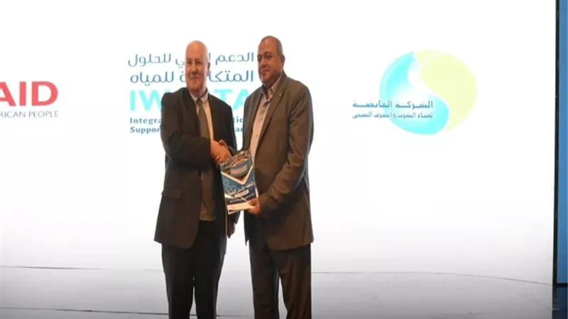 رئيس مياه المنيا يتسلم الخطة الاستراتيجية الخمسية للشركة