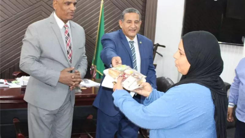 مدير تعليم المنيا يوزع حلوي المولد النبوي الشريف على العمال
