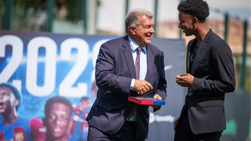 شاهد بالفيديو مراسم احتفال برشلونة بتجديد عقد بالدي