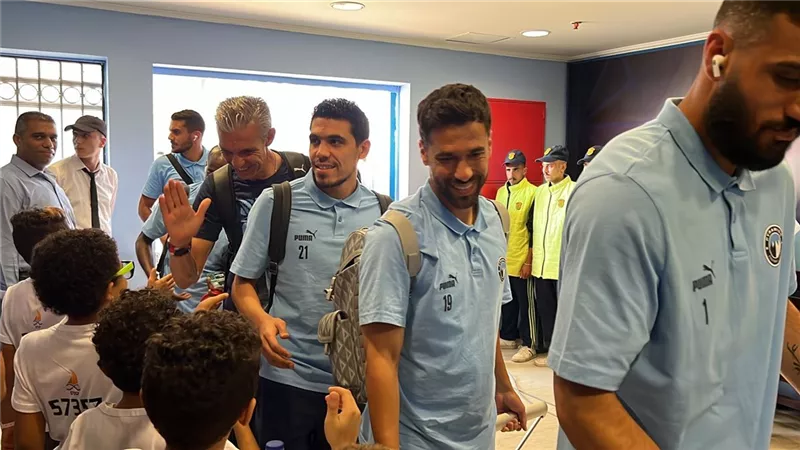 بيرامبدز يصل استاد الدفاع الجوي استعدادا لمواجهة الزمالك.. صور