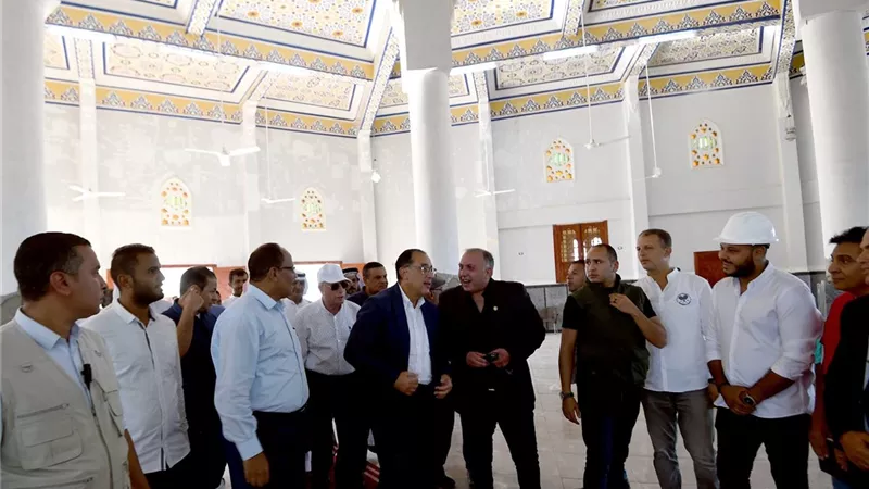 رئيس الوزراء يتفقد مسجدا وكنيسة يتم إنشاؤهما بمدينة نويبع