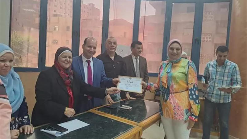 الجزار يُسلم شهادات اتمام التدريب على لوائح العمل لـ 50 متدرب