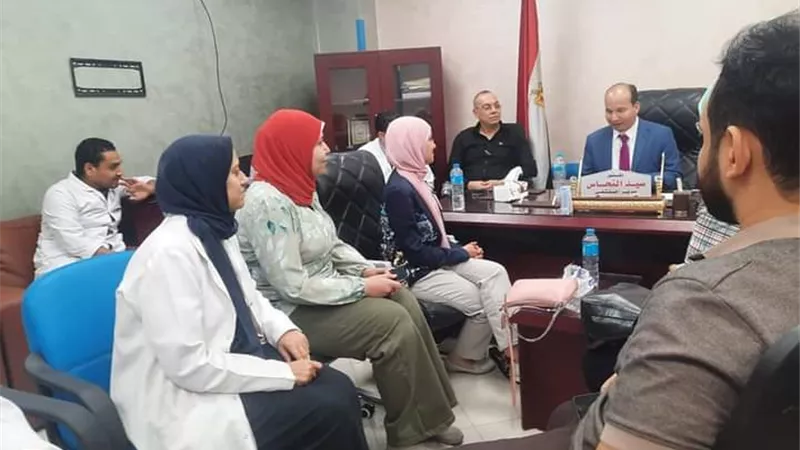 وكيل الصحة بالقليوبية يشيد بآداء فريق العمل بمستشفى القناطر الخيرية