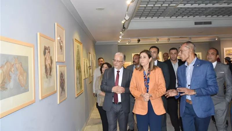 وزيرة الثقافة تفتتح معرض 