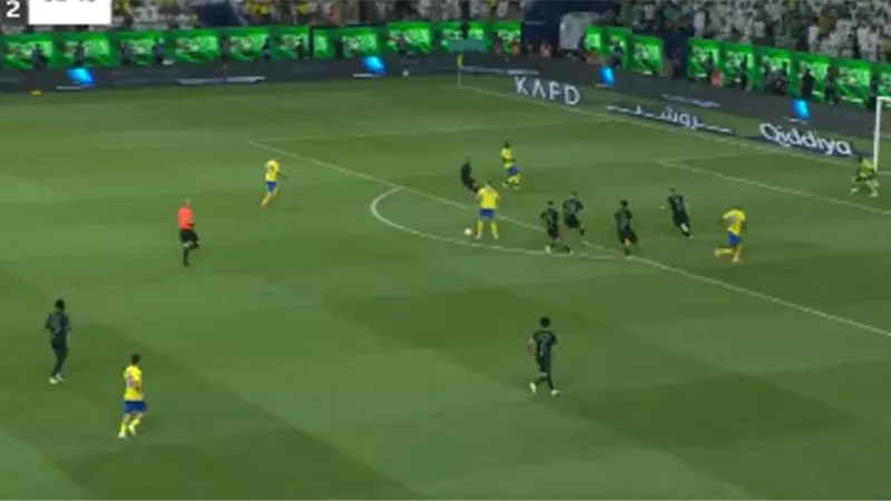 تسديدة رونالدو تعلن الهدف الرابع للنصر فى شباك الاهلى .. شاهد