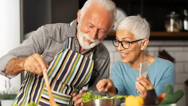 خبير تغذية يحذر من خطأ قاتل في وجبات كبار السن