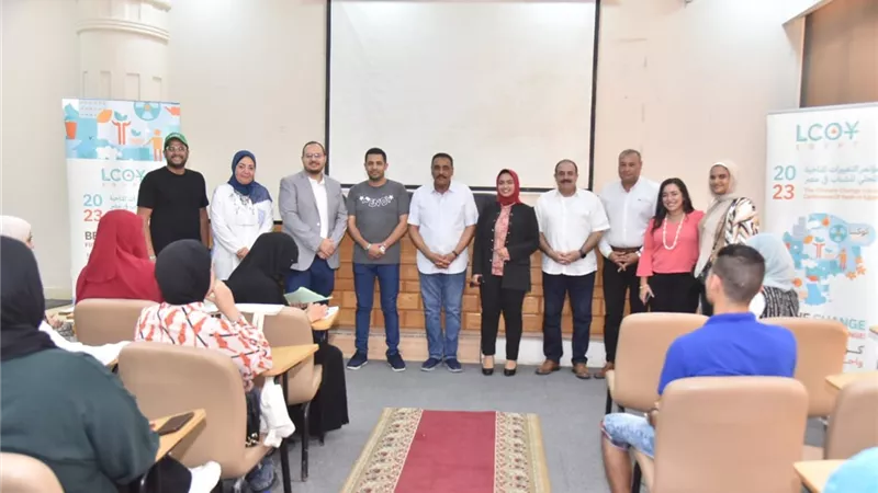 محافظ مطروح يتفقد ورش ملتقى الشباب والبيئة