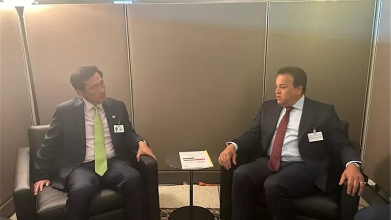 وزير الصحة يبحث زيادة التعاون في القطاع الصحي مع نظيره السنغافوري