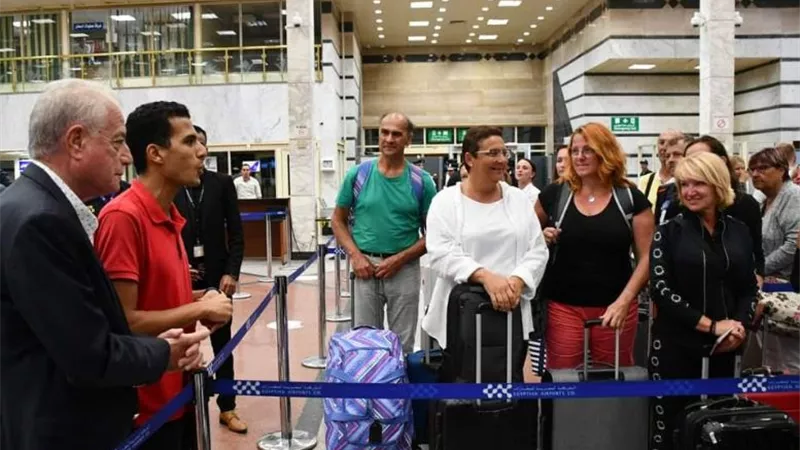 محافظ جنوب سيناء: يرحب بعدد من السائحين بمطار طابا